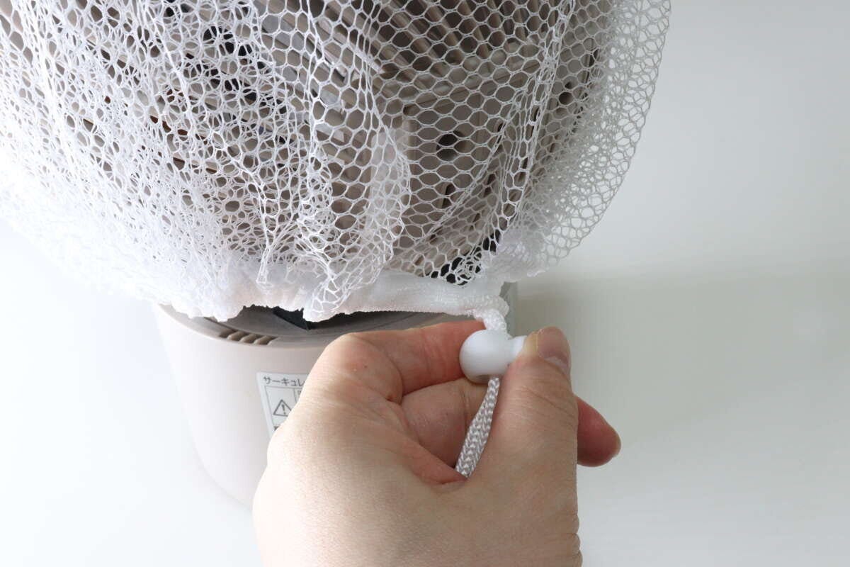 ダイソーのサーキュレーターカバー（無地、ホワイト）を装着する