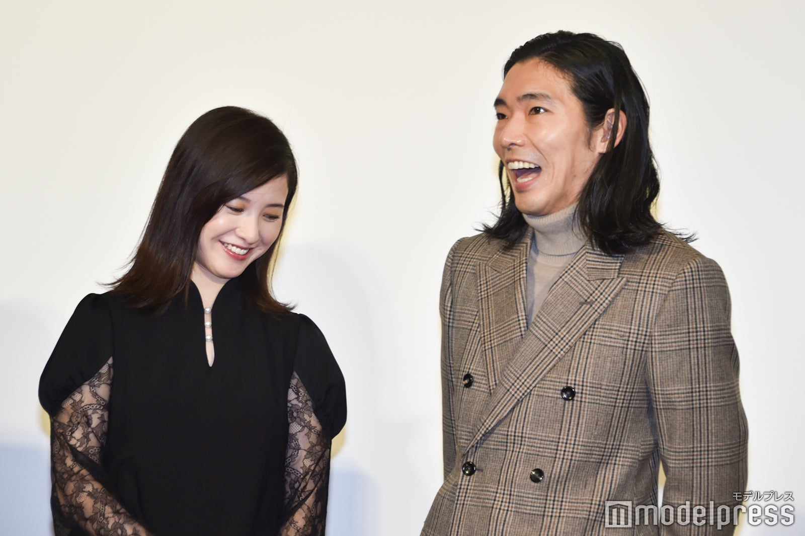 タイトルバックのワンシーンを再現するようリクエストされて笑う吉高由里子、柄本佑（C）モデルプレス