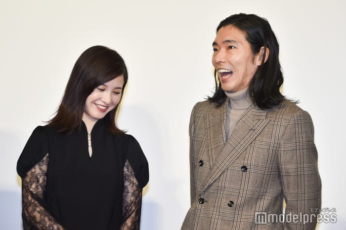 タイトルバックのワンシーンを再現するようリクエストされて笑う吉高由里子、柄本佑(C)モデルプレス