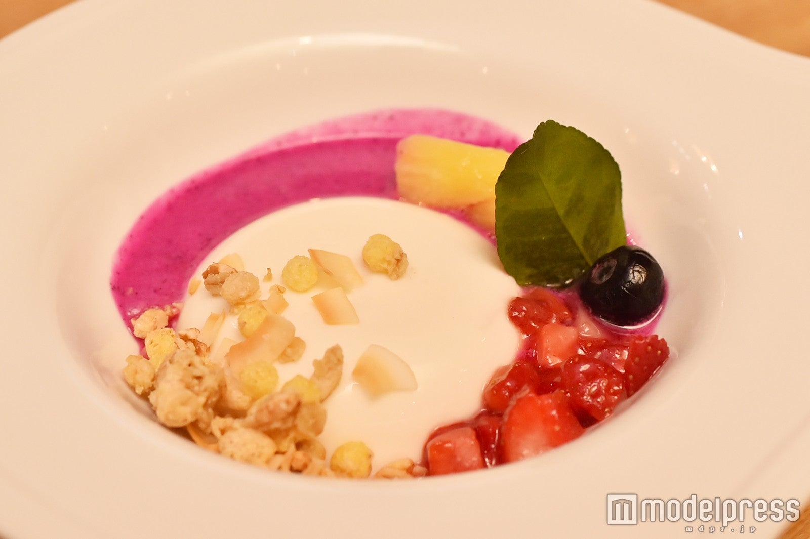 ココナッツプリン、ドラゴンフルーツとベリーのジュレ（C）モデルプレス