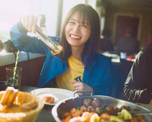 長濱ねる、2nd写真集先行カット第8弾解禁 料理を前に幸せそうな笑顔
