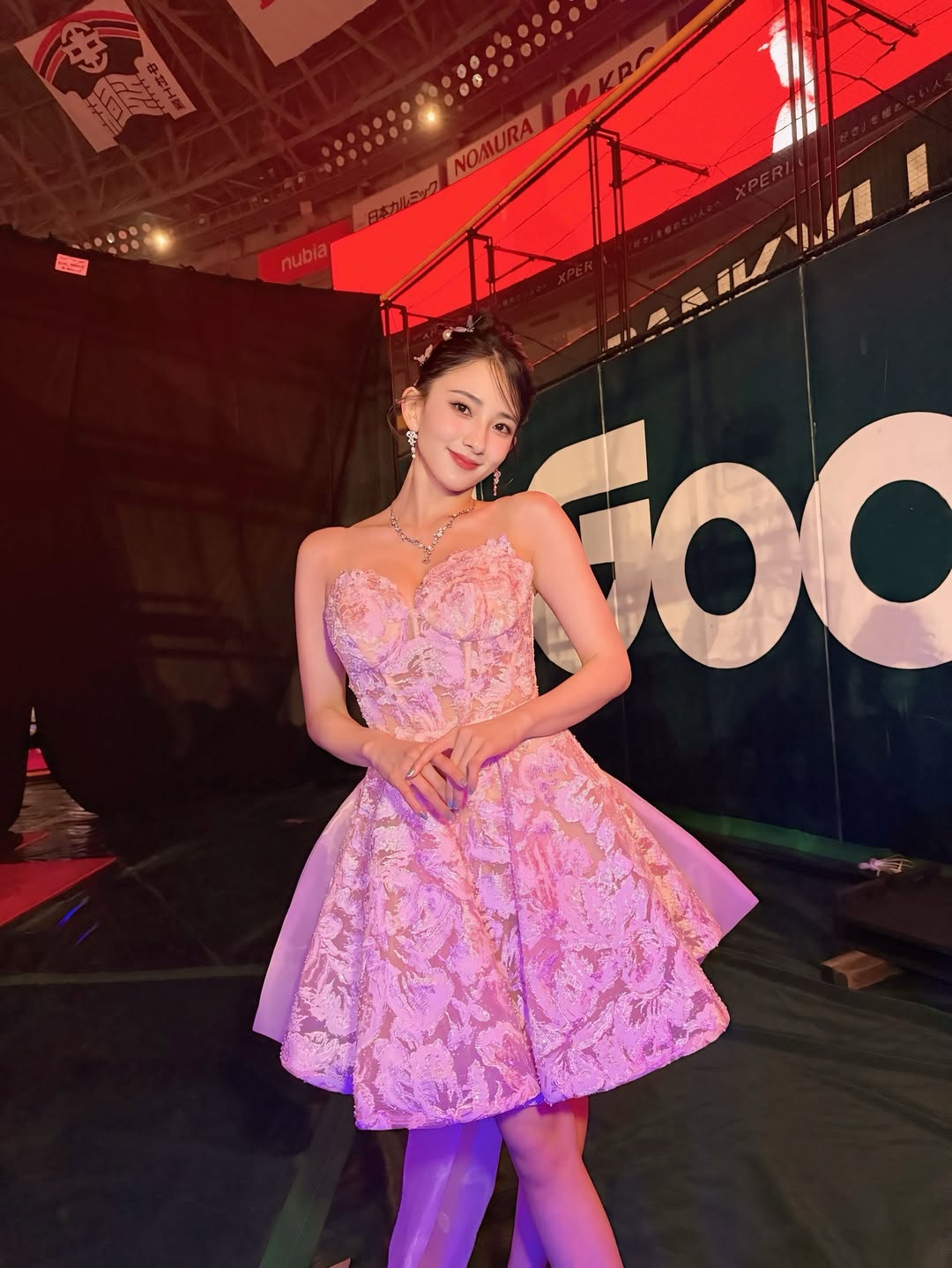 恋リア出演話題の美女、ボディライン際立つミニTシャツ姿 美ウエストも披露