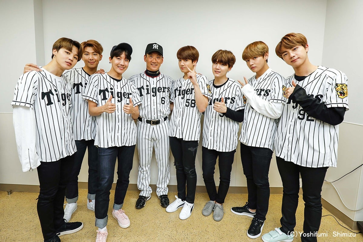 防弾少年団＆阪神タイガース・金本知憲監督（C）Yoshifumi　Shimizu