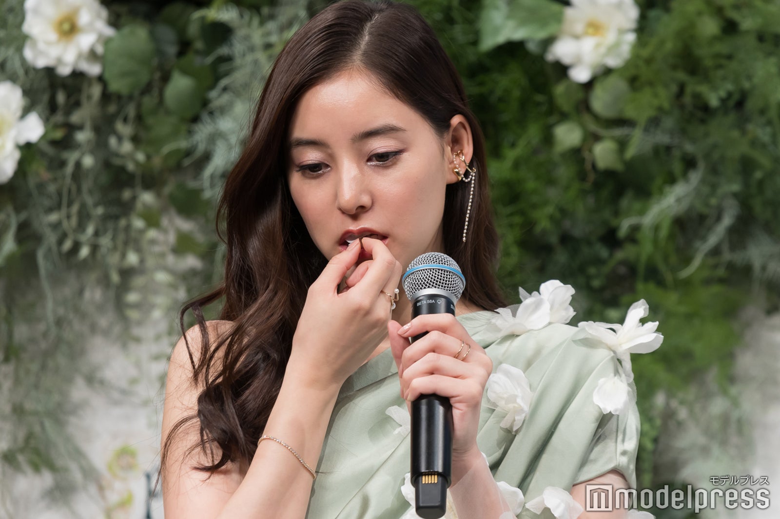 花を食べる新木優子（C）モデルプレス