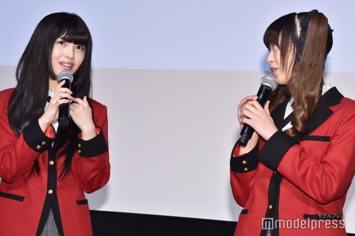 大好きな浜辺美波(左)を見つめる森川葵(右) (C)モデルプレス