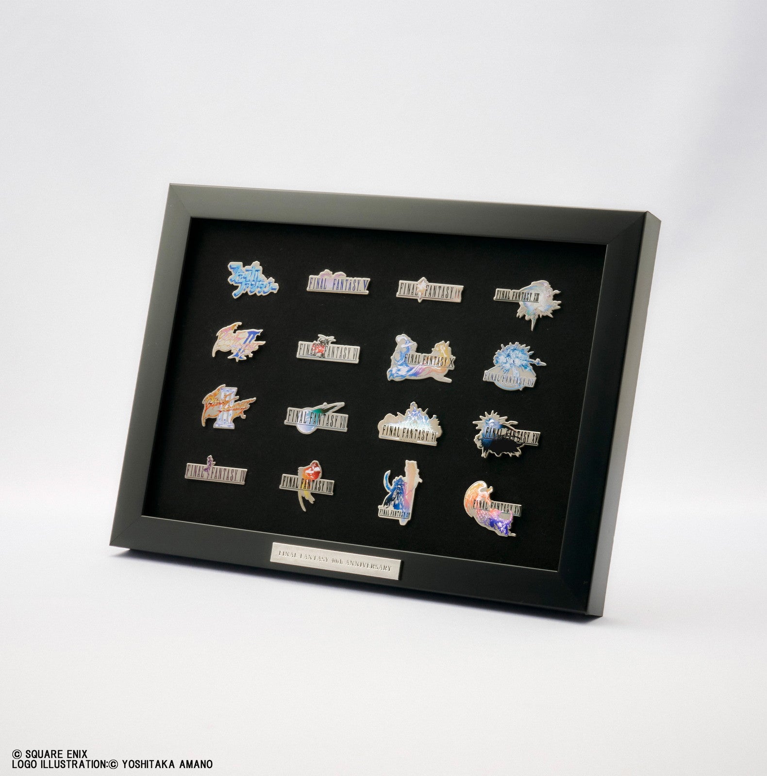 【+9999 グッズ付きチケット日付指定チケット特典】歴代タイトルロゴ 額装ピンバッジセット（C）SQUARE ENIX （C） FF40周年記念展実行委員会