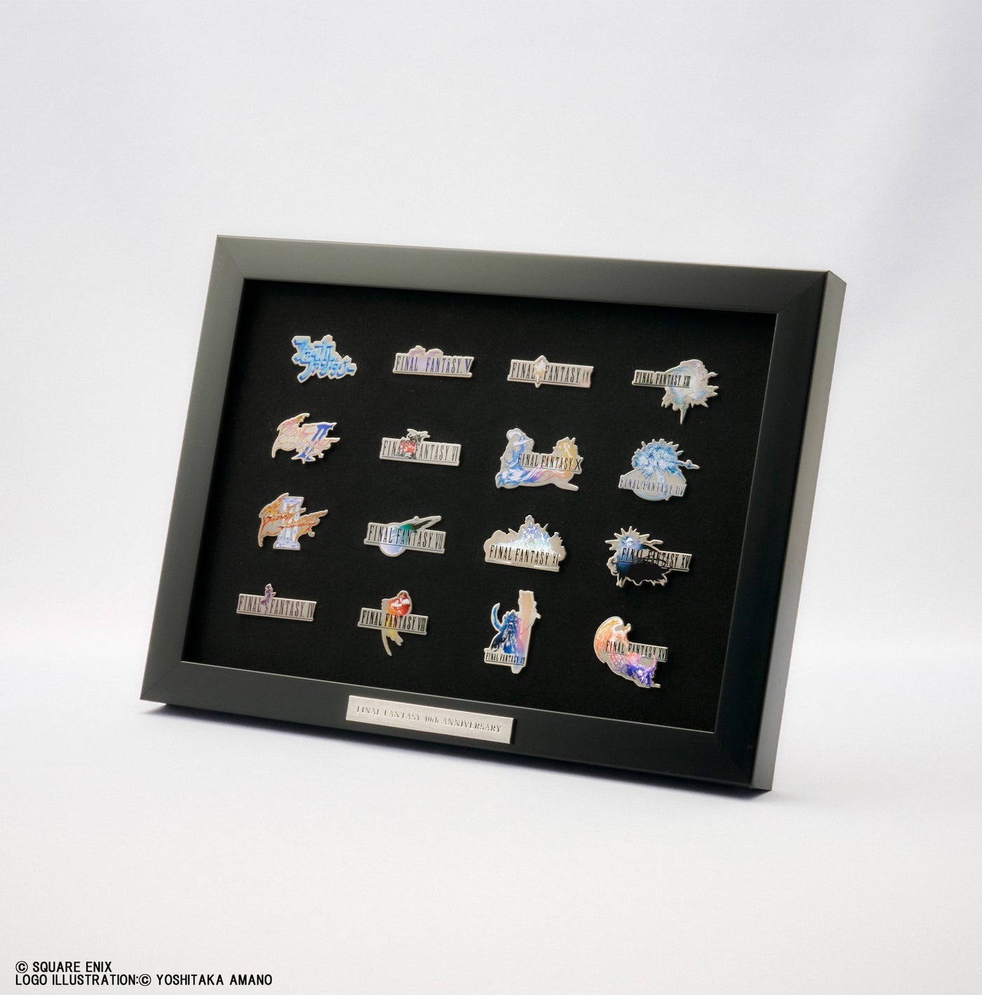 【+9999 グッズ付きチケット日付指定チケット特典】歴代タイトルロゴ 額装ピンバッジセット（C）SQUARE ENIX （C） FF40周年記念展実行委員会