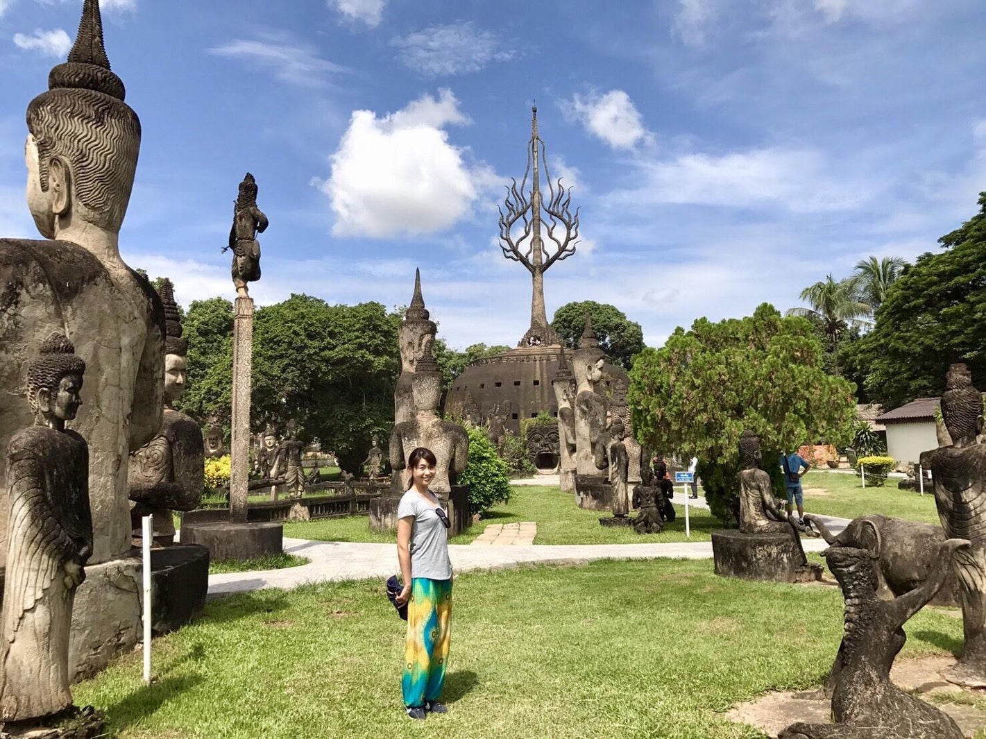 ラオスのブッダパーク。ナイトマーケットで買ったらくちんパンツをはいて（提供写真）