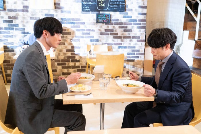 高良健吾、浜野謙太/「モトカレマニア」第5話より(C)フジテレビ