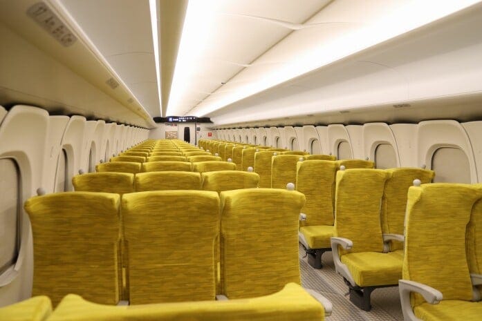 4号車の自由席は従来通りの3人掛けと2人掛けが並ぶ