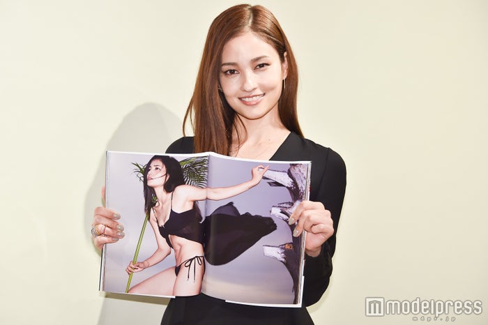 黒木メイサ 夫 赤西仁に美ボディ披露の写真集は見せた イクメンぶり 長女との会話も明かす モデルプレス