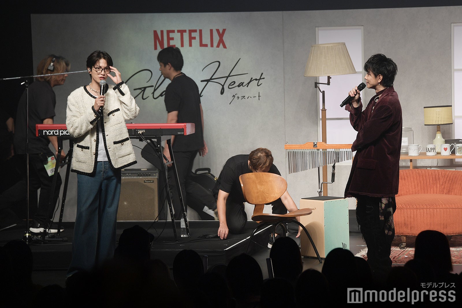 演じた役柄の眼鏡をかけてきた志尊淳を見つめる佐藤健（C）モデルプレス