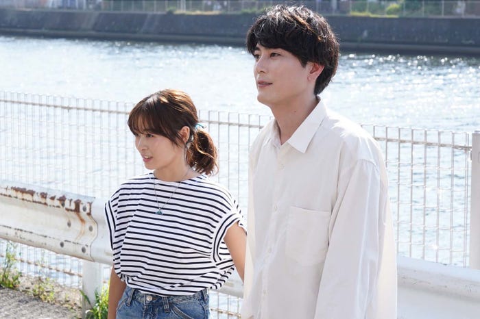 森七菜、間宮祥太朗「真夏のシンデレラ」第4話より(C)フジテレビ