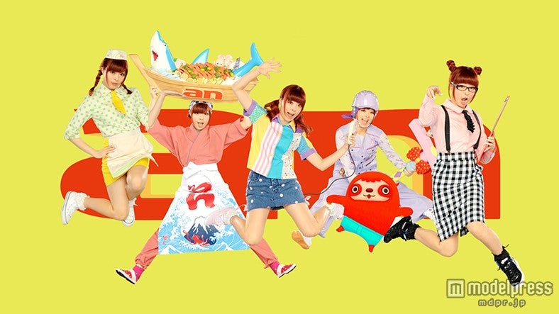 ポップなバイト衣装でジャンプ／「an」新CMカットより