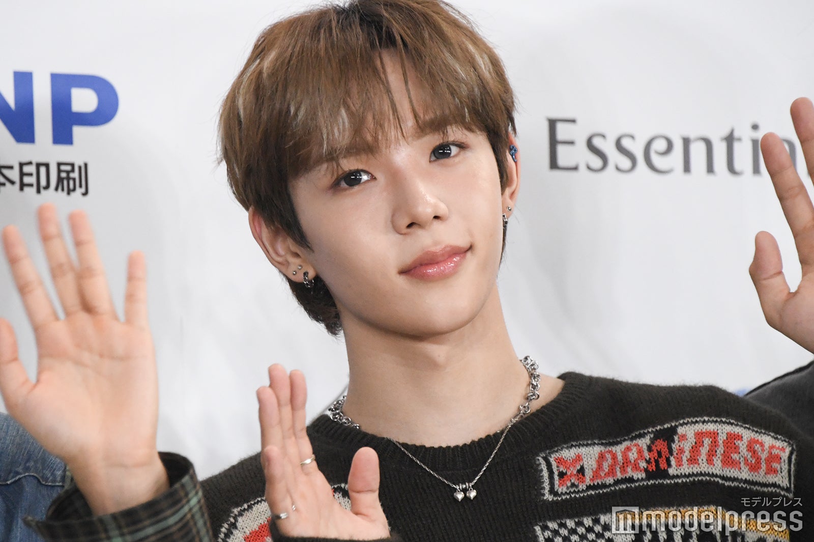 手を振るショウタロウ（C）モデルプレス