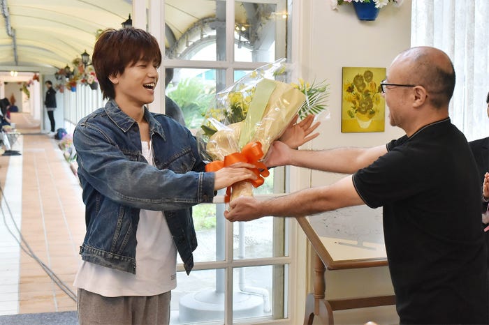 岩田剛典(左)(C)日本テレビ