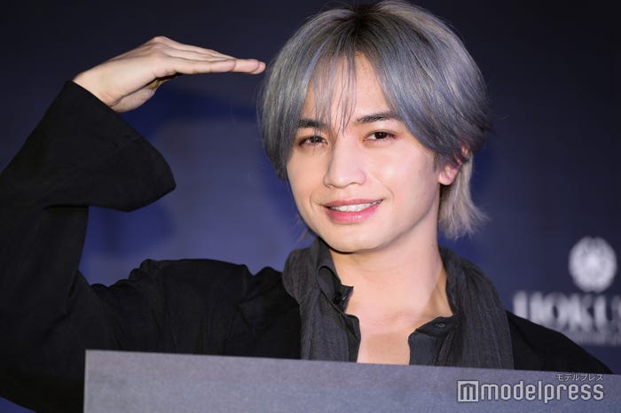 波に見立てたポーズでキメる中島健人(C)モデルプレス