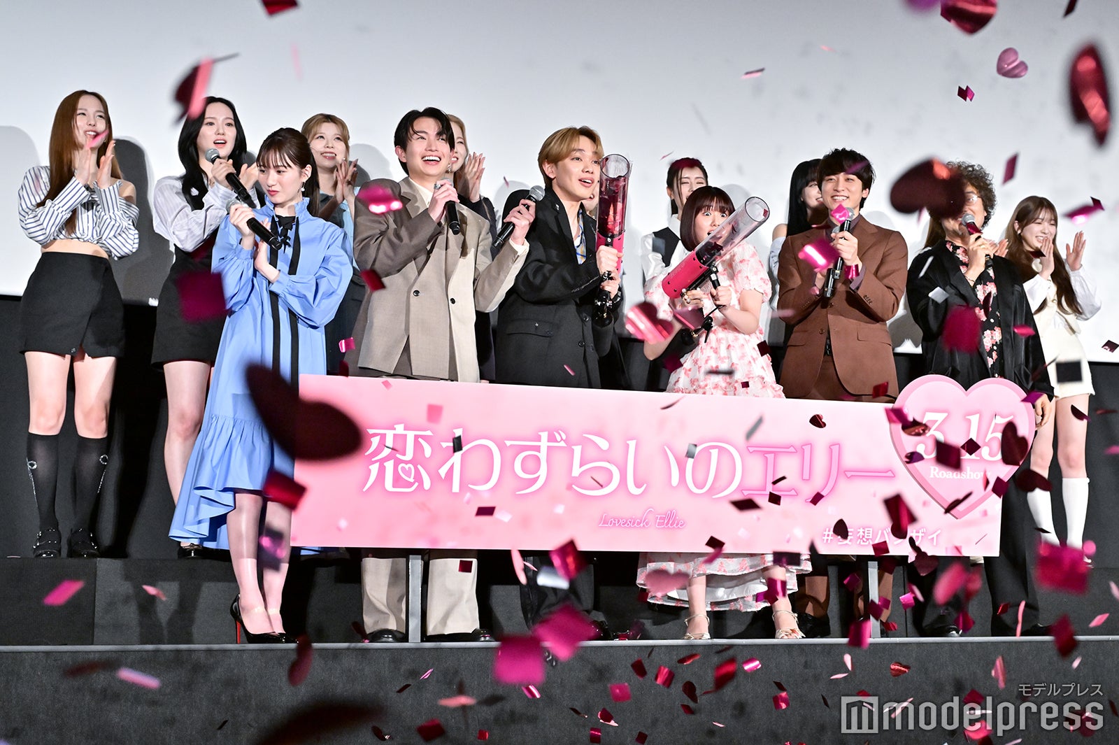 （前列左より）白宮みずほ、綱啓永、宮世琉弥、原菜乃華、小関裕太、三木康一郎監督（後列左より）MAKO、RIO、RIKU、AYAKA、MAYUKA、RIMA、NINA、MAYA、MIIHI／NiziU（C）モデルプレス