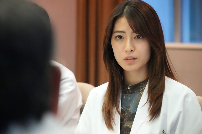 瀧本美織/「ドクターホワイト」第1話より(C)カンテレ