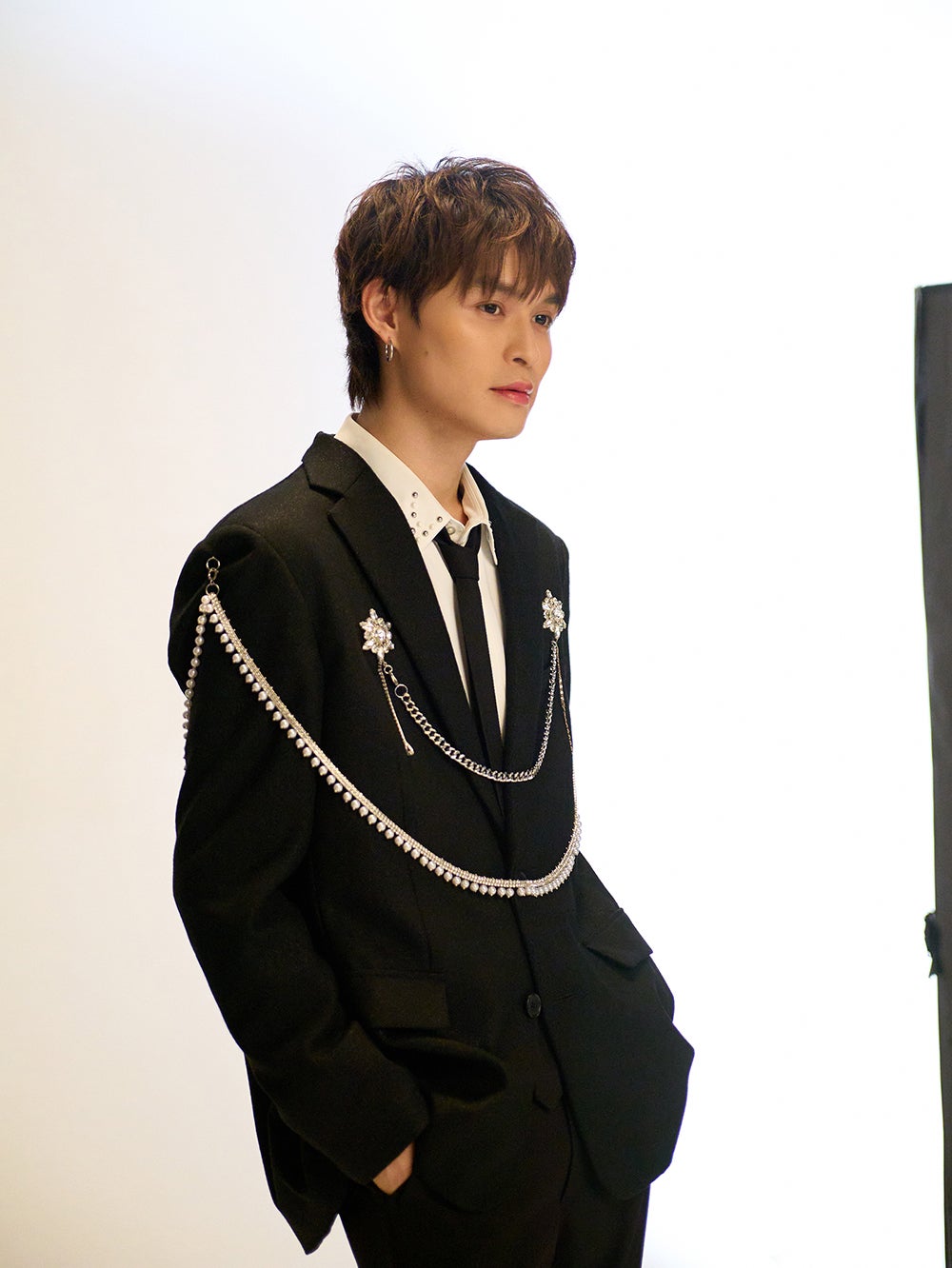 スマートにポーズを決める兵頭功海／モデルプレス独占カット（提供写真）