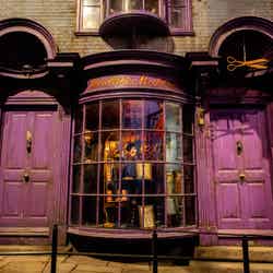 マダムマルキンの洋装店/‘Wizarding World’ and all related names, characters and indicia are trademarks of and (C) Warner Bros. Entertainment Inc. – Wizarding World publishing rights (C) J.K. Rowling.