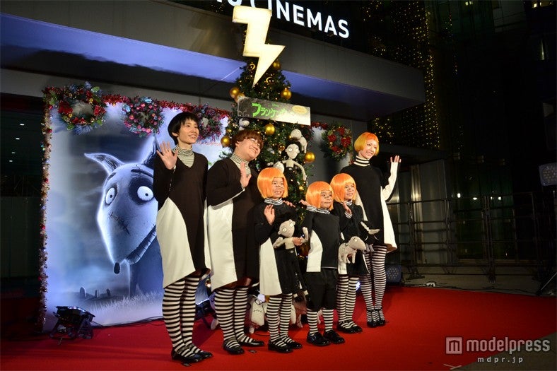 木村カエラ（右端）とハリセンボン（左端：箕輪はるか、左から2番目：近藤春菜）