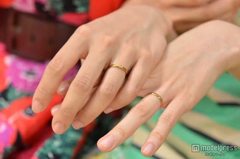 二人の手には結婚指輪がはめられていた。