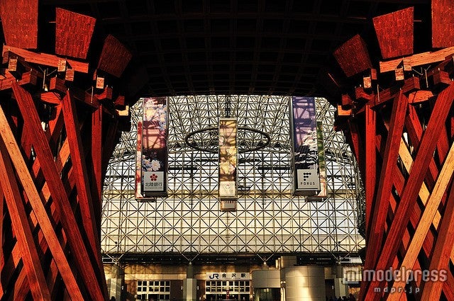 東口広場にある木製の鼓門／photo by ajari