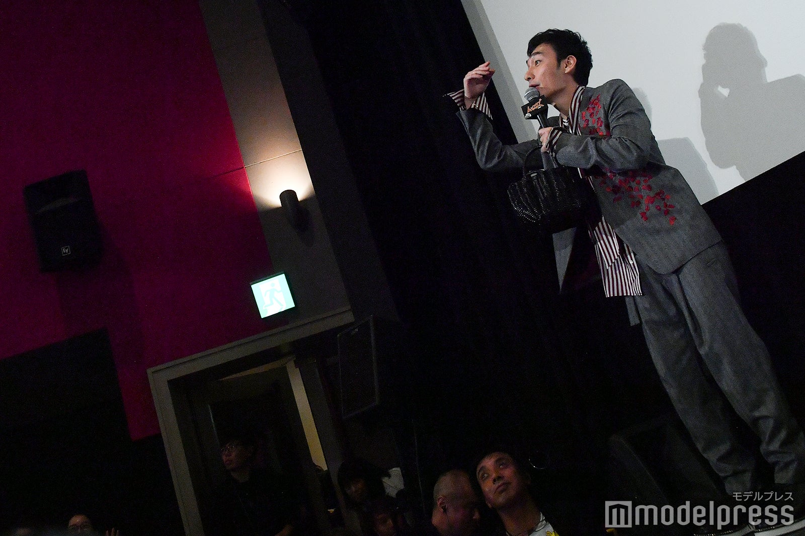 ボールを投げ入れる草なぎ剛 （C）モデルプレス