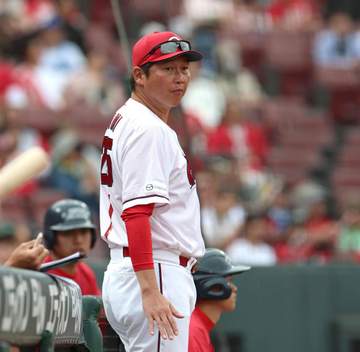 広島・新井監督 打線も振るわず2連敗「辛抱しないといけない」 小園の守備「あれは後ろ（の景色）と重なったと」