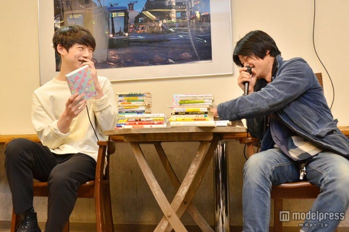 トークショー「メンノン君の課題図書 from MEN’S NON-NO」の様子(左より)坂口健太郎、伊賀大介氏