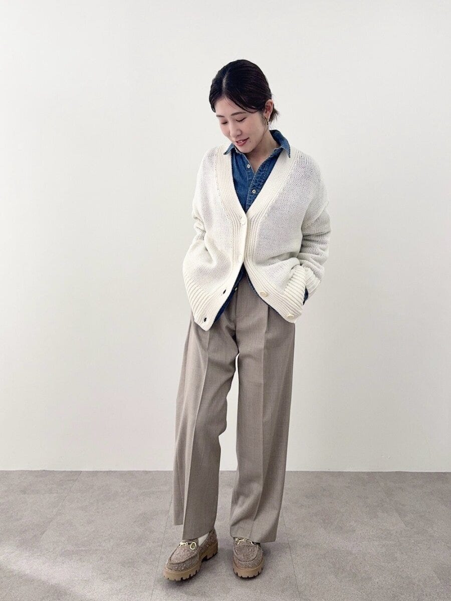 2026春大人女性ベージュワイドパンツレイヤードコーデ