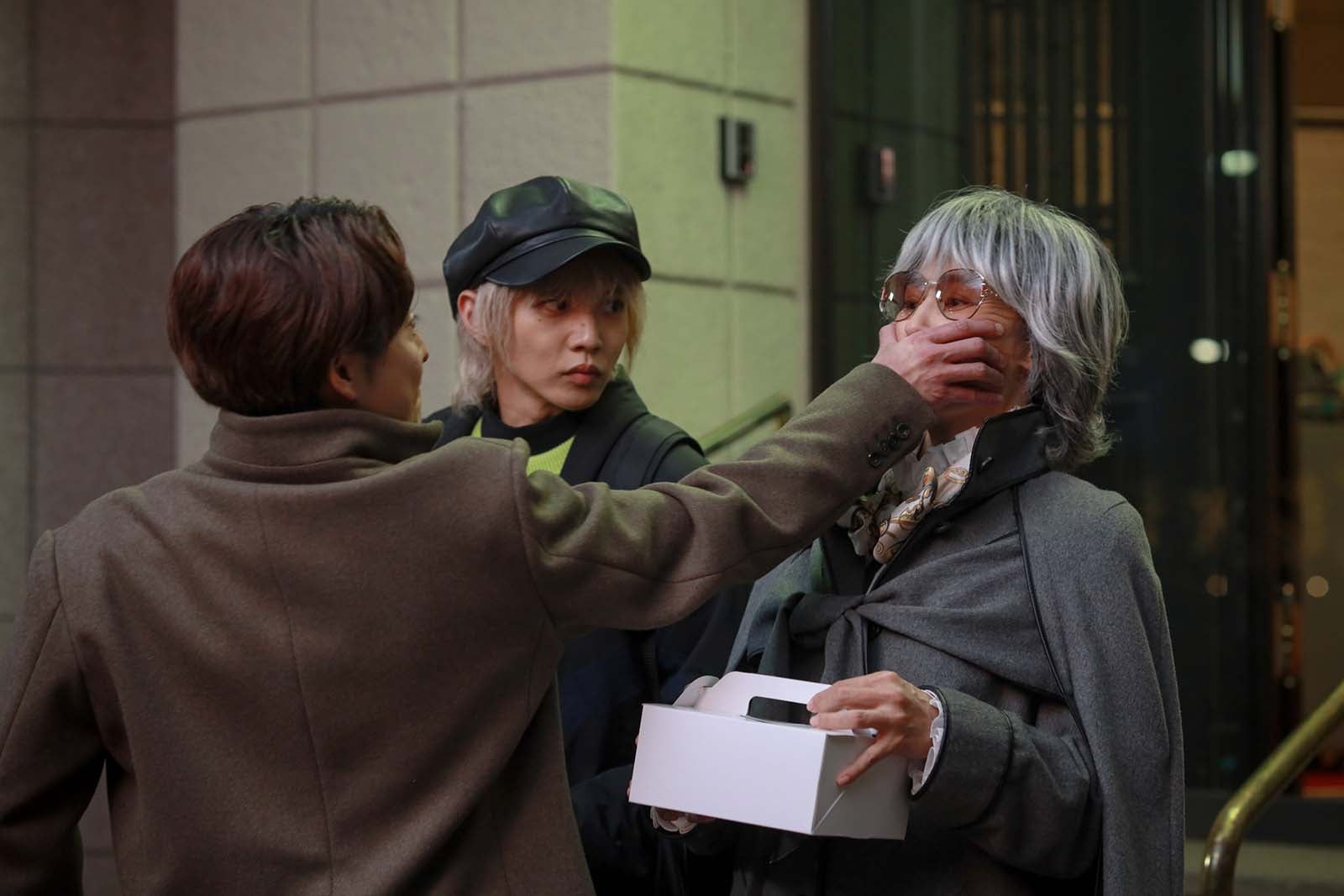 小池徹平、佐藤大樹、水野美紀「離婚しない男―サレ夫と悪嫁の騙し愛―」第5話より（C）テレビ朝日