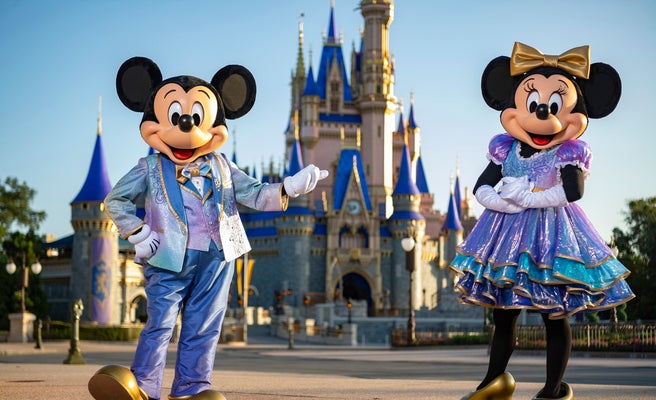 米ディズニー 50周年記念イベント開催 シンデレラ城など4つの建物が魅惑的な輝き放つ 女子旅プレス 米ディズニー 50周年記念イベント開催 シンデレラ城など4つの建物が魅惑的な輝き放つ 女子旅プレス