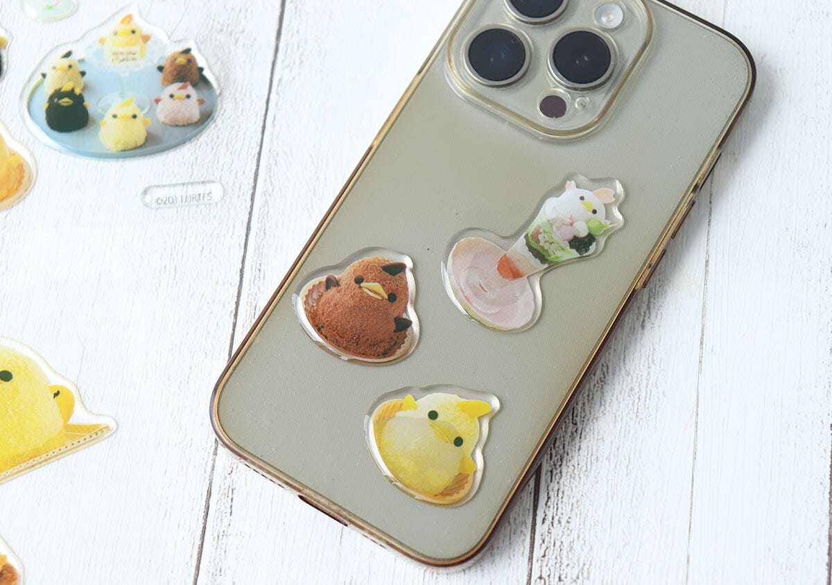 スマートフォンケースに貼られたぴよりんのぷにぷにシール スマートフォンケースに貼られたぴよりんのぷにぷにシール