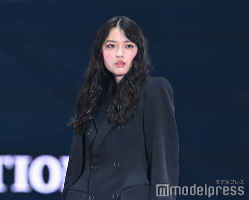 茅島みずき、圧巻美脚で堂々ランウェイ【TGC2025S/S】