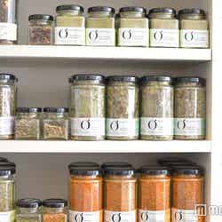 いろいろなハーブやスパイスがミックスされた、見た目にも楽しいオッヴィオ・オーガニクスのハーブティーたち(C)モデルプレス