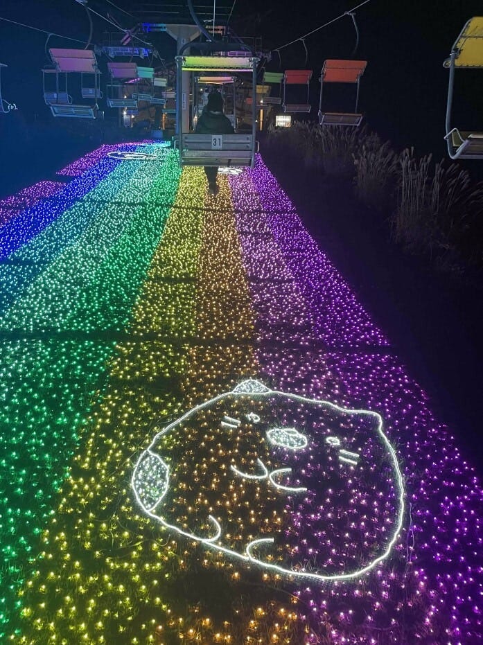 ナイトアトラクション「虹のリフト」から撮影