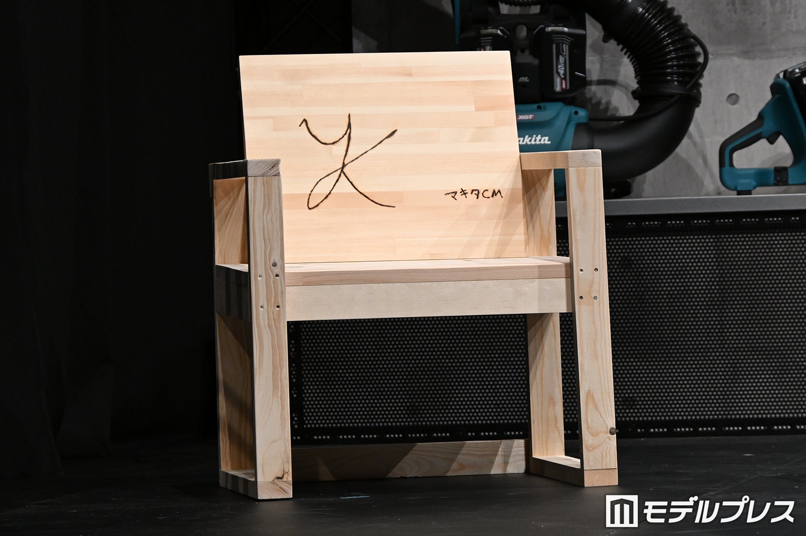 高地優吾が制作した椅子（C）モデルプレス