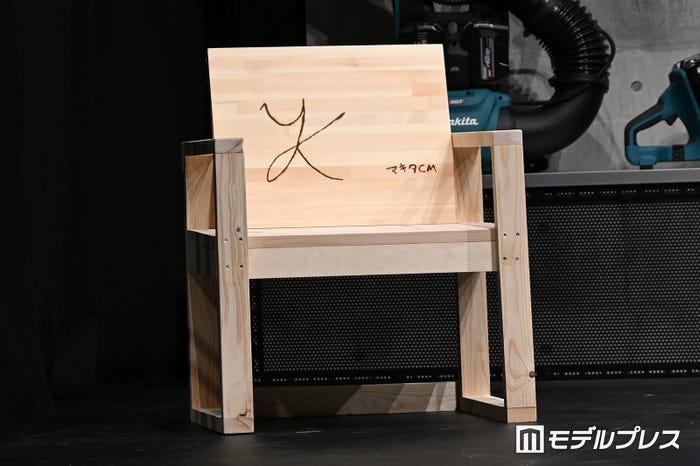 高地優吾が制作した椅子(C)モデルプレス