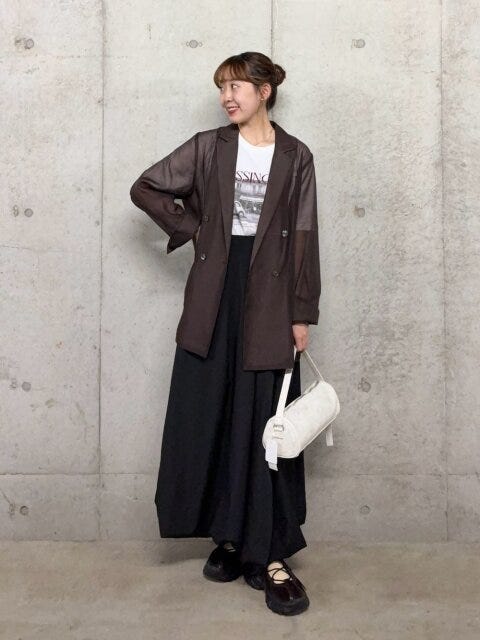2025秋大人女子おすすめ黒バルーンスカートコーデ