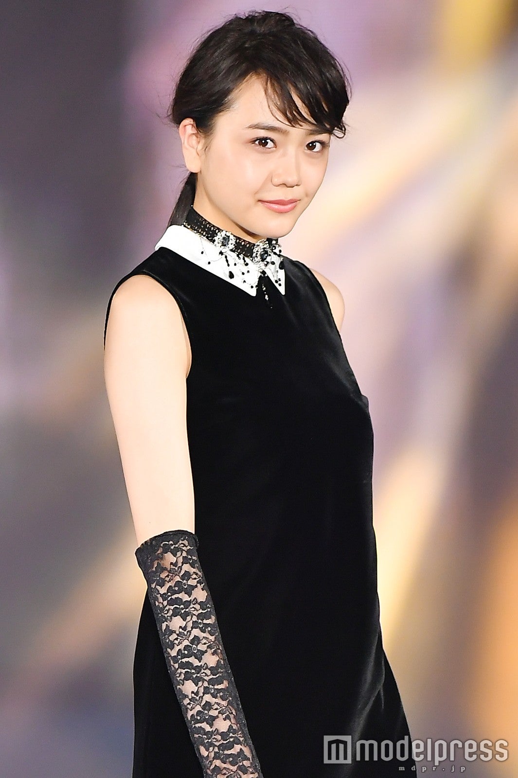 松井愛莉、黒レースでほっそり二の腕あらわ　色っぽお嬢様スタイルでクールな微笑み＜GirlsAward 2016 A／W＞　　