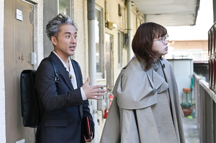 (左から)ムロツヨシ、平手友梨奈「うちの弁護士は手がかかる」第4話より(C)フジテレビ