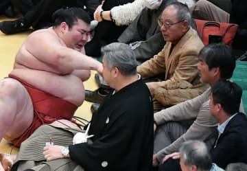 「九重親方の隣に！」熱戦初場所にプロ野球名打者の姿 眼光鋭く見つめる様子に反響「国技館にいるだと！？」