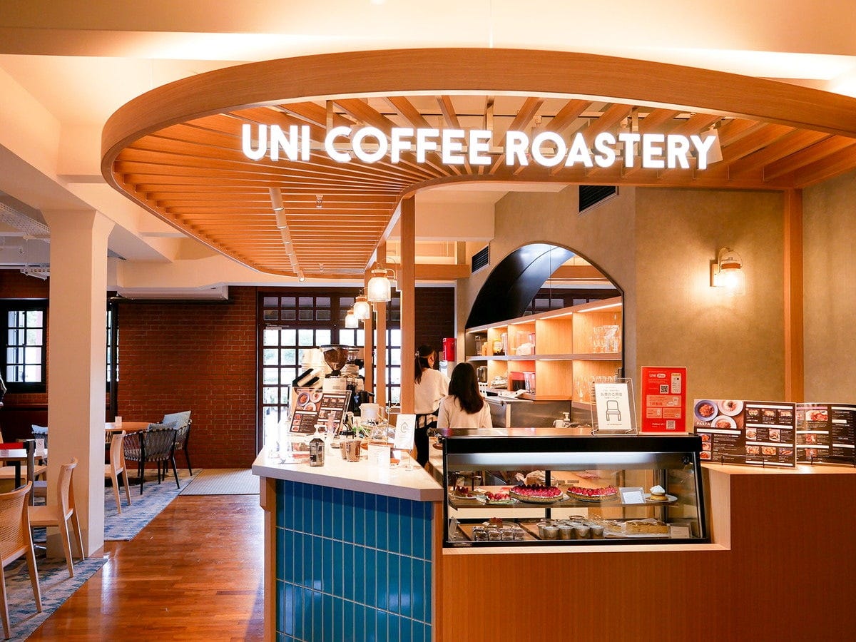 ユニコーヒーロースタリー 横浜赤レンガ倉庫は、レンガやむき出しの配管を生かしたブルックリンスタイル。ブルーのタイルがアクセント