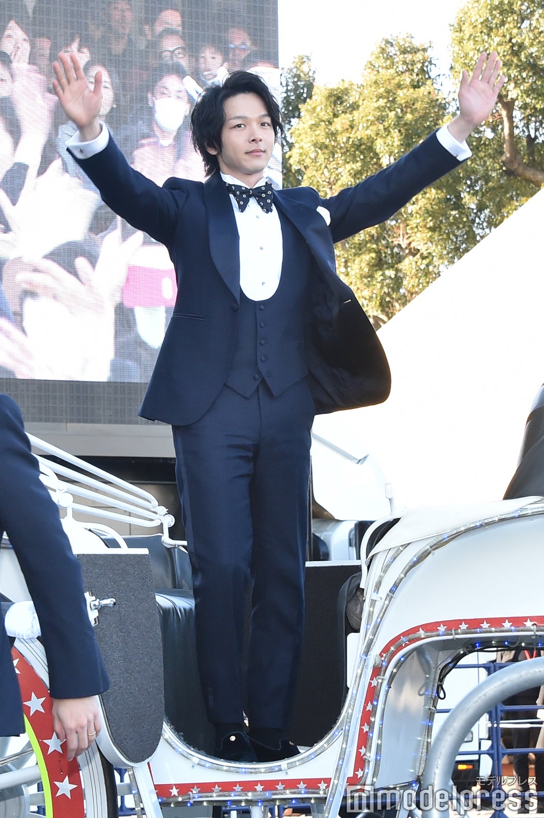 馬車でかっこよく登場した中村倫也 （C）モデルプレス