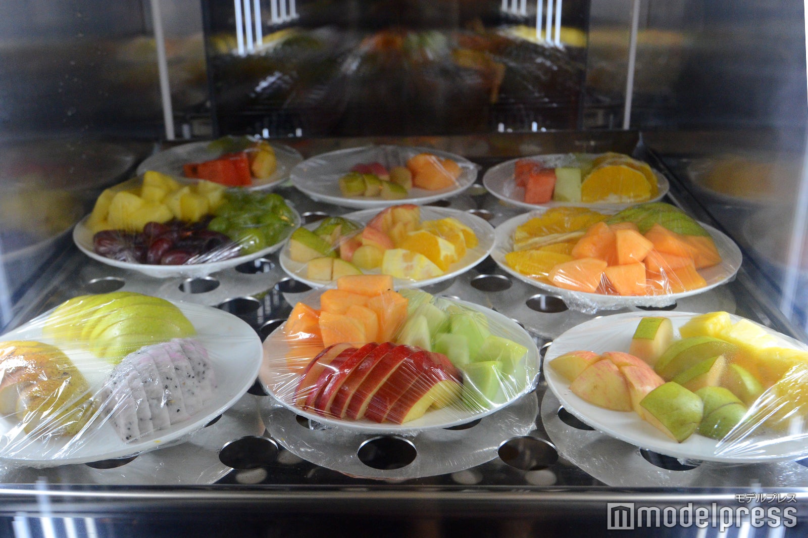 サービスのフルーツ盛り合わせ（C）モデルプレス