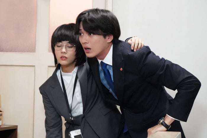 高畑充希、新田真剣佑/「同期のサクラ」第5話より(C)日本テレビ