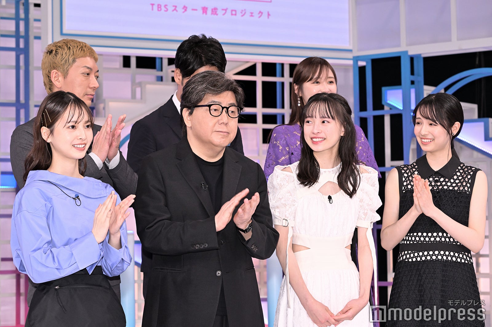 （上段左から）嶋佐和也、屋敷裕政、高山一実（下段左から）飯沼愛、秋元康氏、大和奈央、幸澤沙良（C）モデルプレス