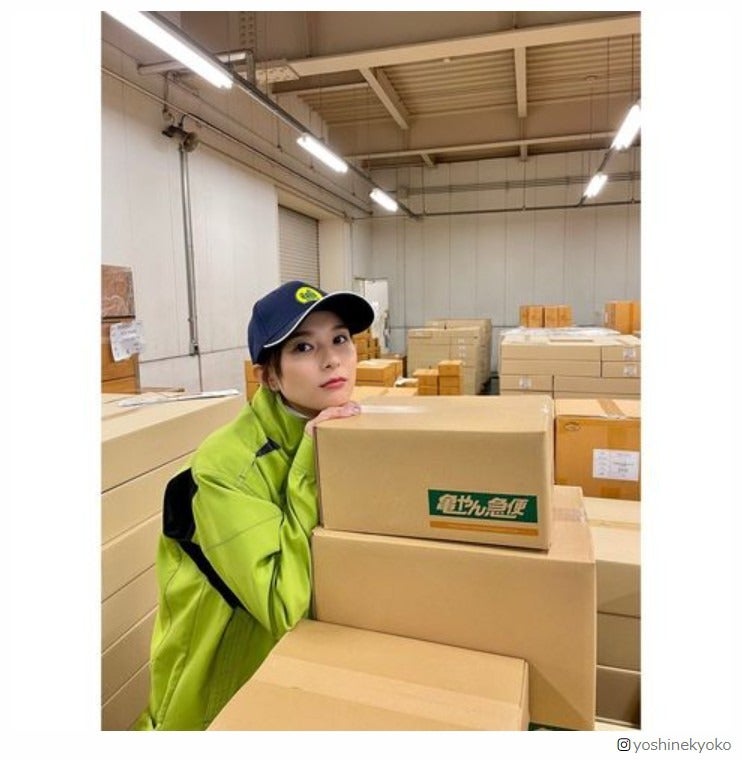 「真犯人フラグ」芳根京子、配達員制服“亀やん女子ショット”「こんな可愛い宅配員が来て欲しい」の声
